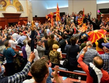Βουλευτής των Σκοπίων ευχαρίστησε στα ελληνικά Τσίπρα και Κοτζιά για την παραχώρηση της Μακεδονίας - Βίντεο
